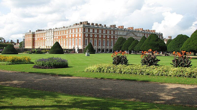 http://commons-wikimedia-org-s.njmu.s5.bt8.net/wiki/File:Hampton_Court_Palace_(3036985645).jpg